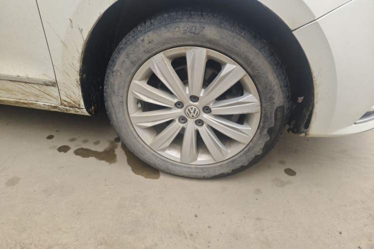 Used Volkswagen Bora 2016 1.6L Manual Comfort Model Right Front Wheel Hub
