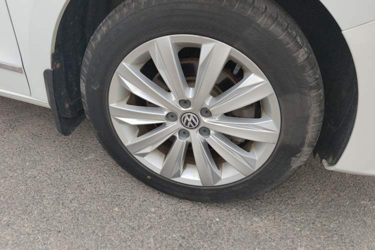 Used Volkswagen Bora 2016 1.6L Automatic Comfort Model Right Front Wheel Hub