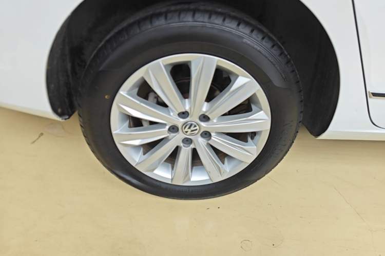 Used Volkswagen Bora 2016 1.6L Automatic Comfort Model Right Rear Wheel Hub