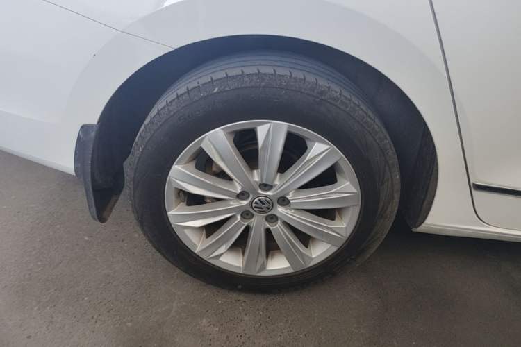 Used Volkswagen Bora 2016 1.6L Automatic Comfort Model Right Rear Wheel Hub