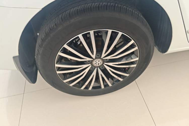 Used Volkswagen Bora 2016 230TSI DSG 25th Anniversary Edition Right Rear Wheel Hub