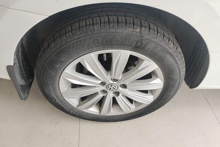 Used Volkswagen Bora 2016 1.6L Manual Comfort Model Right Rear Wheel Hub
