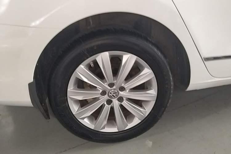 Used Volkswagen Bora 2016 1.6L Automatic Comfort Model Right Rear Wheel Hub