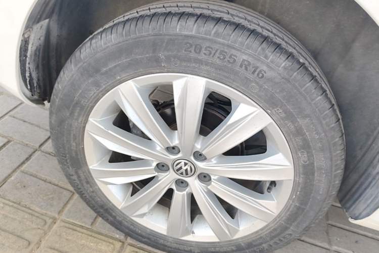 Used Volkswagen Bora 2016 1.6L Manual Comfort Model Right Rear Wheel Hub
