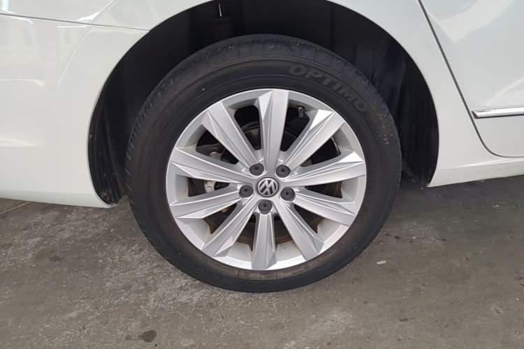 Used Volkswagen Bora 2016 1.6L Automatic Comfort Model Right Rear Wheel Hub