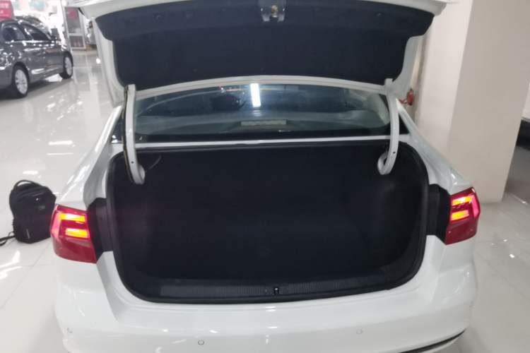 Used Volkswagen Bora 2016 1.6L Automatic Fashion Model Trunk