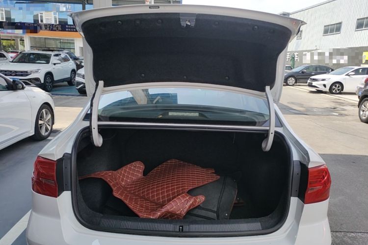 Used Volkswagen Bora 2016 1.6L Automatic Fashion Model Trunk