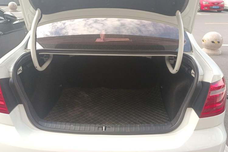 Used Volkswagen Bora 2016 1.6L Manual Fashion Edition Trunk