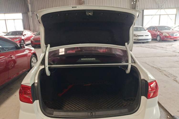 Used Volkswagen Bora 2016 1.6L Manual Fashion Edition Trunk