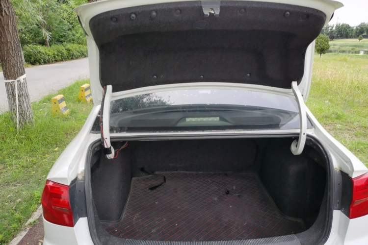 Used Volkswagen Bora 2016 1.6L Automatic Fashion Model Trunk