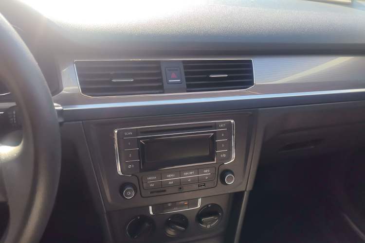 Used Volkswagen Bora 2016 1.6L Manual Fashion Edition Audio And AC Panel