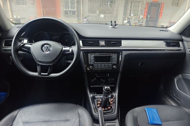 Used Volkswagen Bora 2016 1.6L Manual Comfort Model Center Console