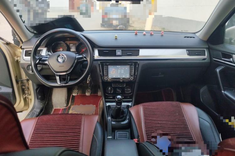Used Volkswagen Bora 2016 1.6L Manual Comfort Model Center Console