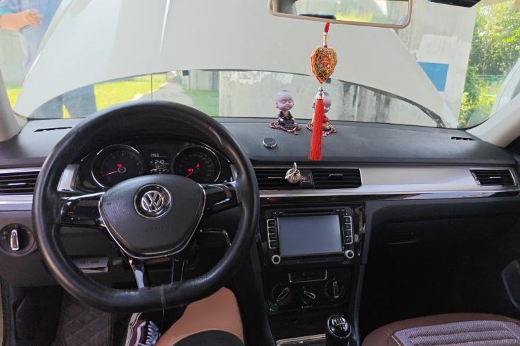 Used Volkswagen Bora 2016 1.6L Manual Comfort Model Center Console