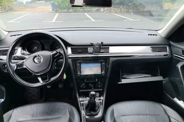 Used Volkswagen Bora 2016 1.6L Manual Comfort Model Center Console