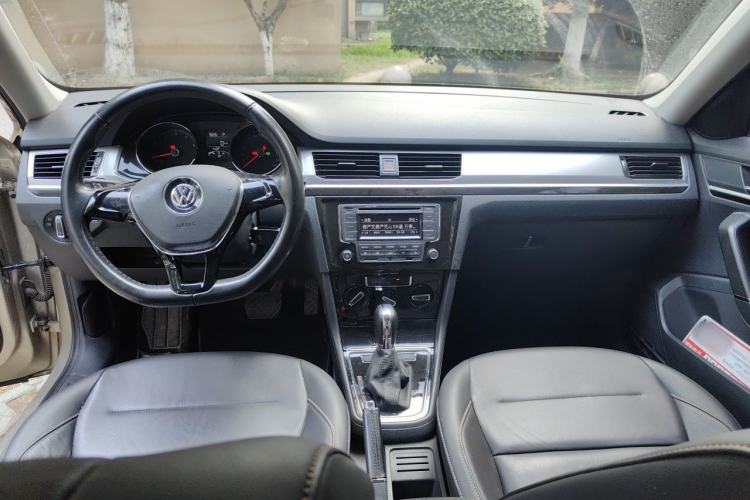 Used Volkswagen Bora 2016 1.6L Automatic Comfort Model Center Console