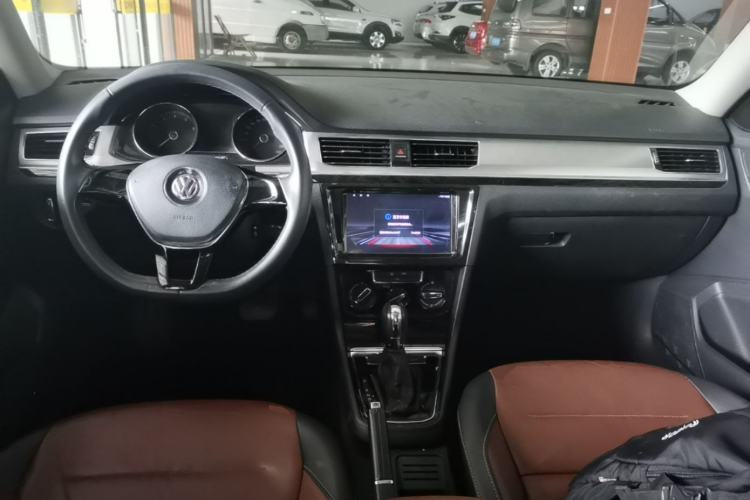 Used Volkswagen Bora 2016 1.6L Automatic Comfort Model Center Console