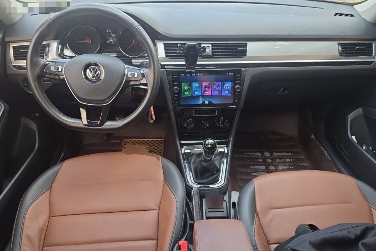 Used Volkswagen Bora 2016 1.6L Manual Comfort Model Center Console
