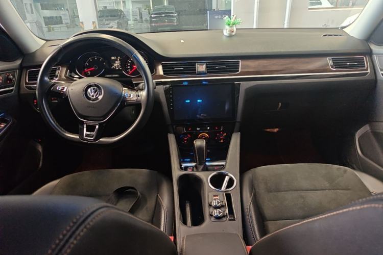 Used Volkswagen Bora 2016 1.6L Automatic Luxury Model Center Console