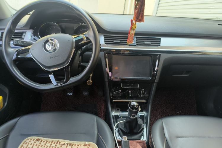 Used Volkswagen Bora 2016 1.6L Manual Comfort Model Center Console