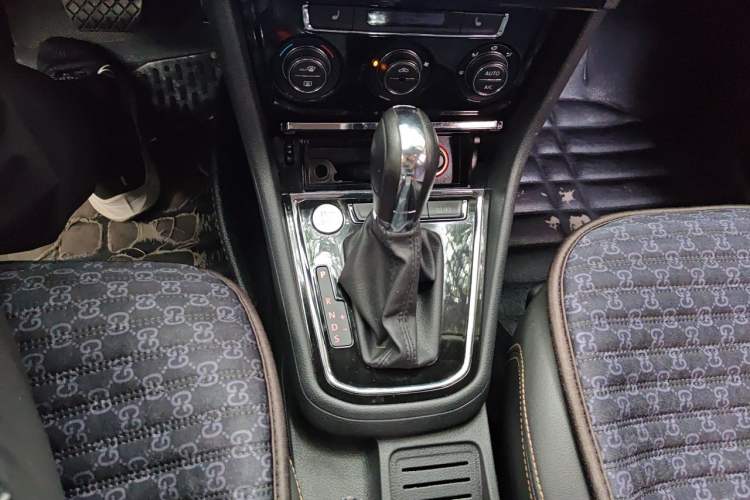 Used Volkswagen Bora 2016 1.6L Automatic Luxury Model Gear Lever