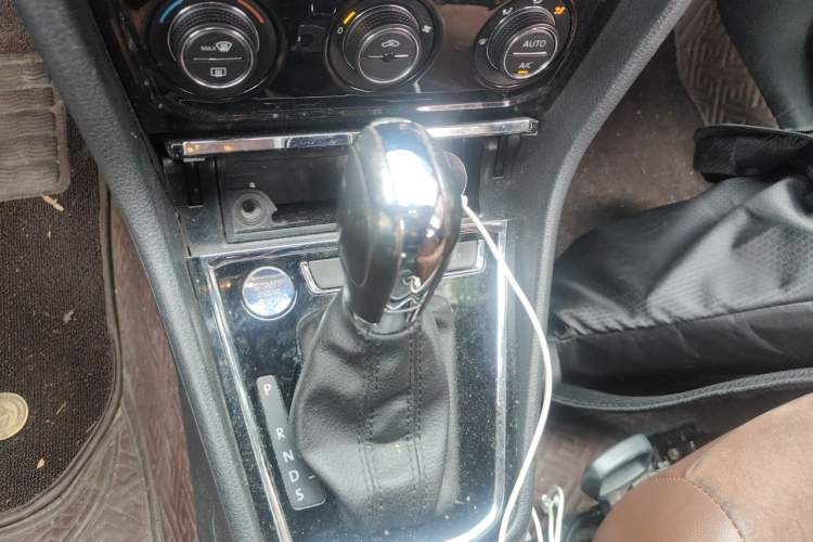 Used Volkswagen Bora 2016 1.6L Automatic Luxury Model Gear Lever