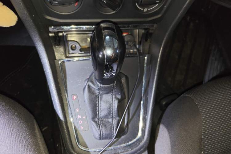 Used Volkswagen Bora 2016 1.6L Automatic Fashion Model Gear Lever