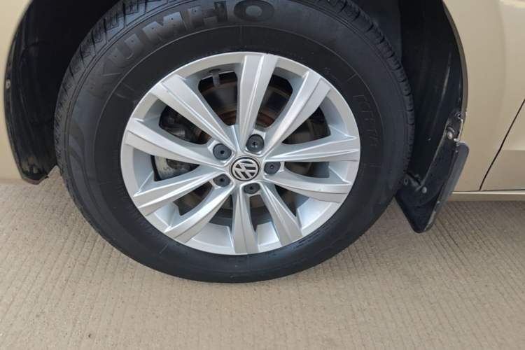 Used Volkswagen Bora 2016 1.6L Automatic Fashion Model Left Front Wheel Hub