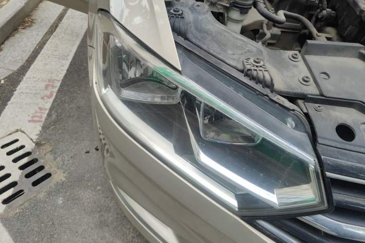Used Volkswagen Bora 2016 1.6L Automatic Luxury Model Right Front Headlight