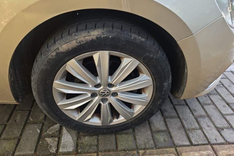 Used Volkswagen Bora 2016 1.6L Manual Comfort Model Right Front Wheel Hub
