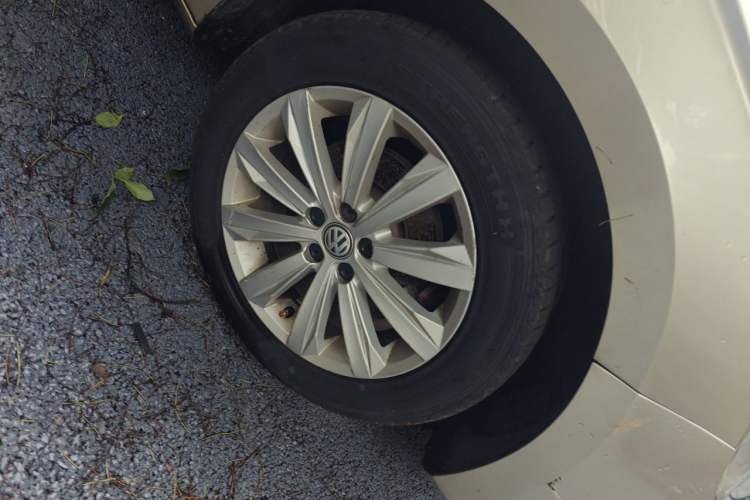 Used Volkswagen Bora 2016 1.6L Manual Comfort Model Right Front Wheel Hub
