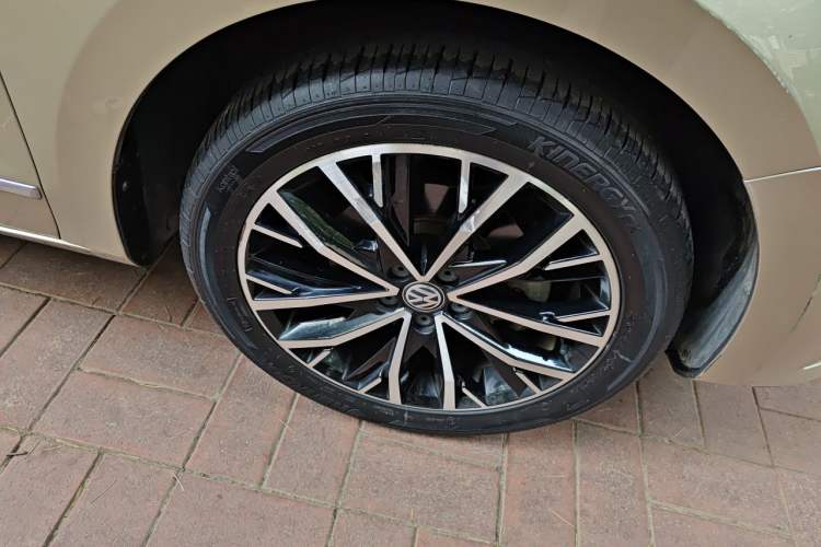 Used Volkswagen Bora 2016 1.6L Automatic Luxury Model Right Front Wheel Hub
