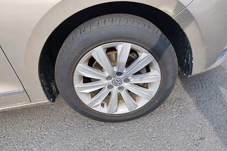 Used Volkswagen Bora 2016 1.6L Automatic Comfort Model Right Front Wheel Hub