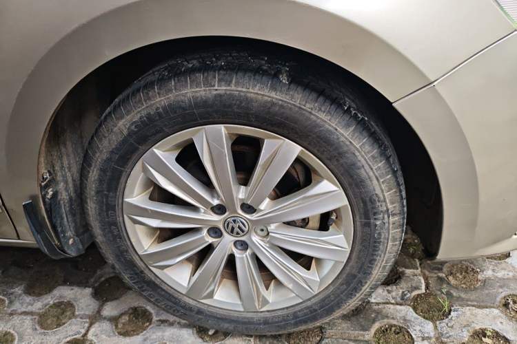 Used Volkswagen Bora 2016 1.6L Automatic Comfort Model Right Front Wheel Hub