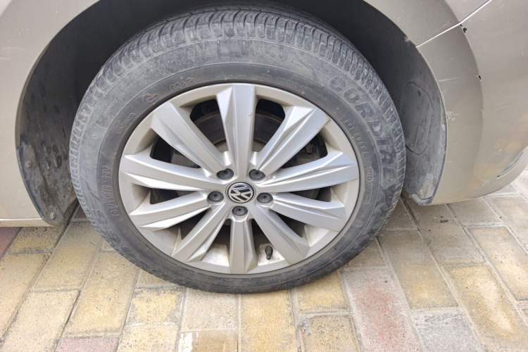 Used Volkswagen Bora 2016 1.6L Manual Comfort Model Right Front Wheel Hub