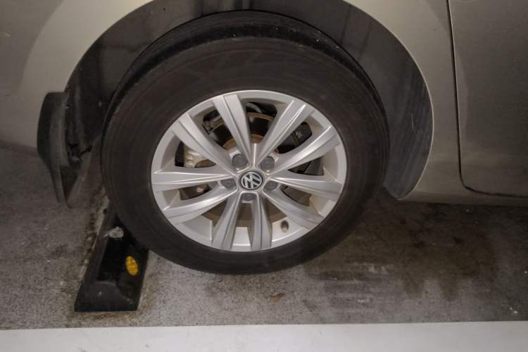 Used Volkswagen Bora 2016 1.6L Automatic Fashion Model Right Front Wheel Hub