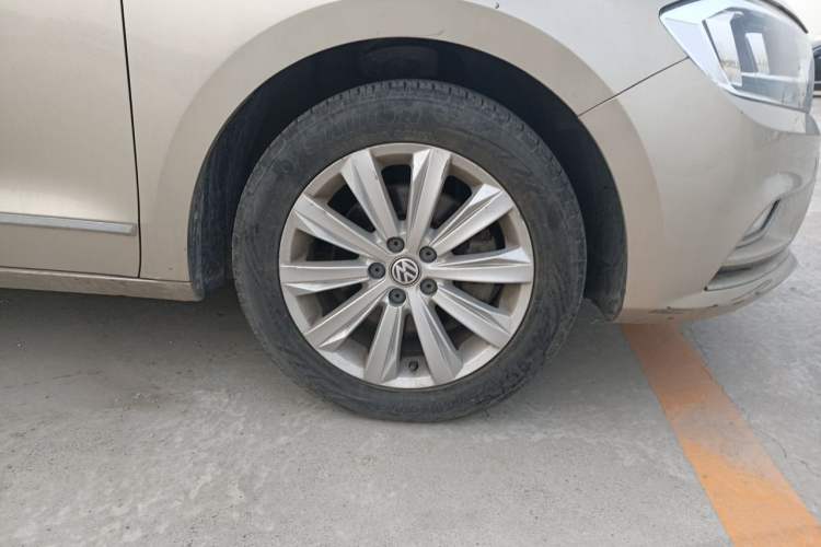 Used Volkswagen Bora 2016 1.6L Manual Comfort Model Right Front Wheel Hub