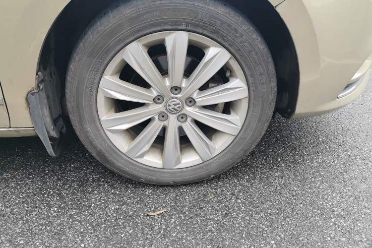 Used Volkswagen Bora 2016 1.6L Manual Comfort Model Right Front Wheel Hub