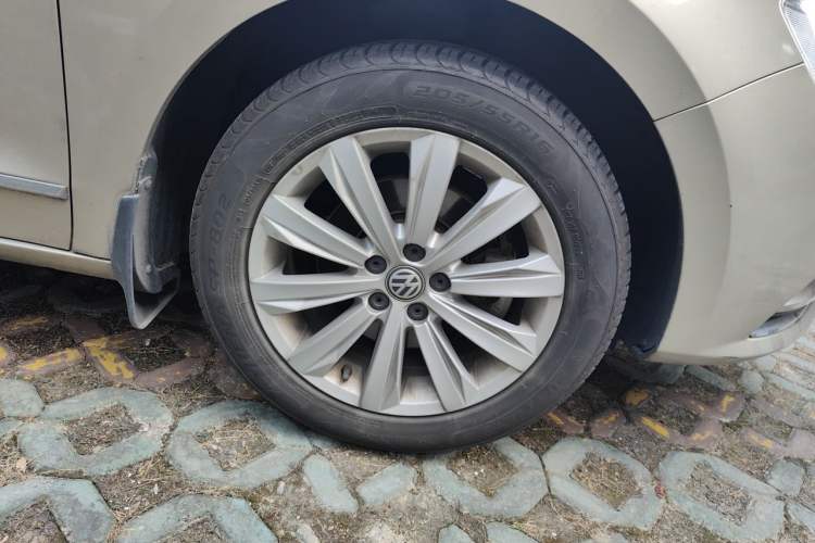 Used Volkswagen Bora 2016 1.6L Automatic Comfort Model Right Front Wheel Hub