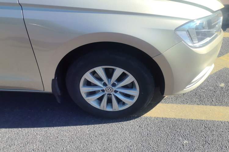 Used Volkswagen Bora 2016 1.6L Manual Fashion Edition Right Front Wheel Hub