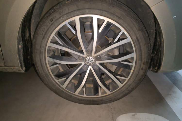 Used Volkswagen Bora 2016 230TSI DSG Luxury Version Right Front Wheel Hub