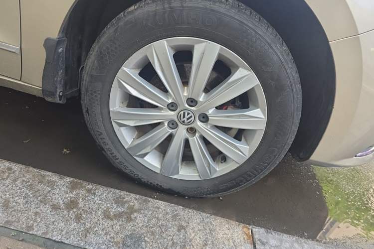 Used Volkswagen Bora 2016 1.6L Manual Comfort Model Right Front Wheel Hub