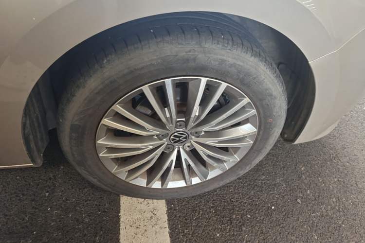 Used Volkswagen Bora 2016 1.6L Automatic Luxury Model Right Front Wheel Hub