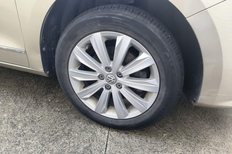 Used Volkswagen Bora 2016 1.6L Manual Comfort Model Right Front Wheel Hub
