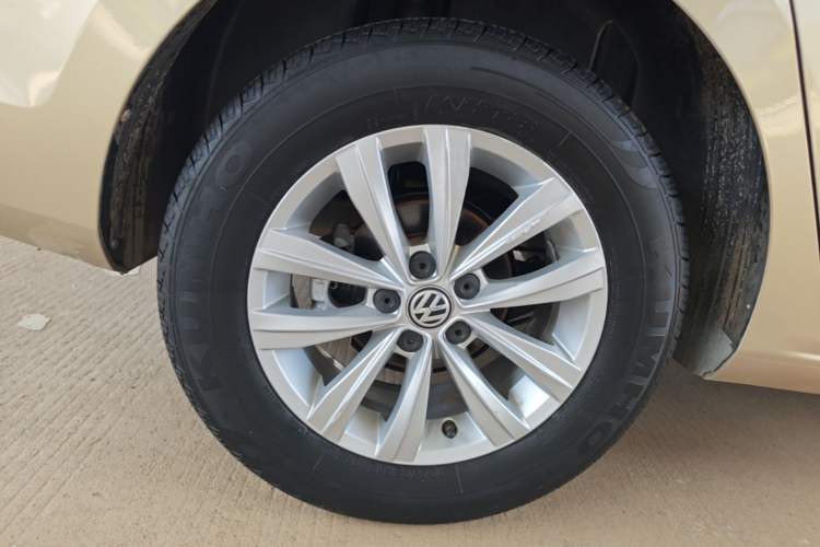 Used Volkswagen Bora 2016 1.6L Automatic Fashion Model Right Rear Wheel Hub