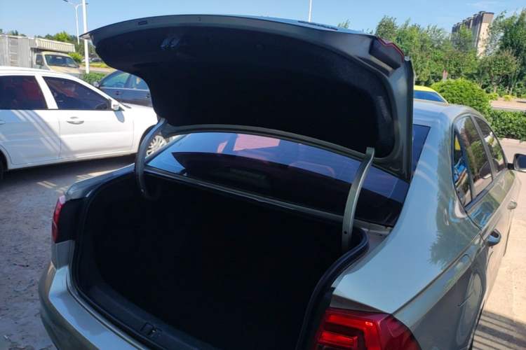 Used Volkswagen Bora 2016 1.6L Automatic Fashion Model Trunk