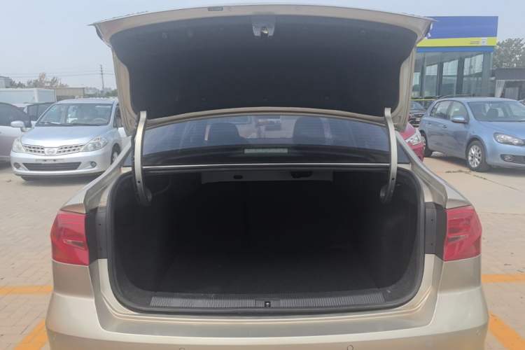 Used Volkswagen Bora 2016 1.6L Manual Comfort Model Trunk