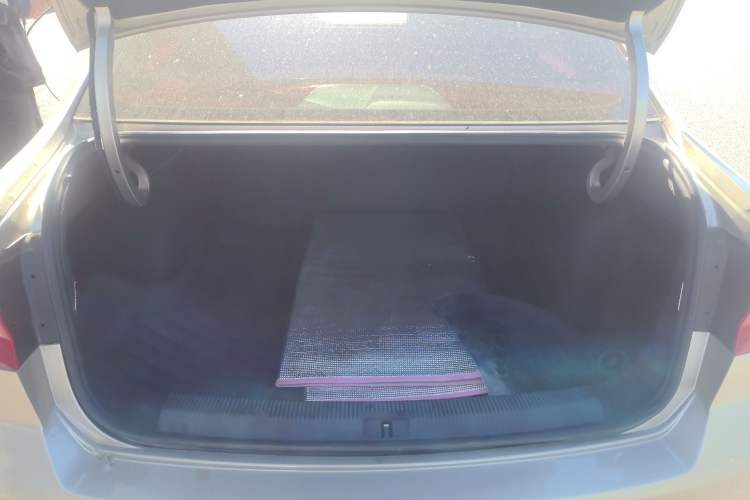 Used Volkswagen Bora 2016 1.6L Manual Fashion Edition Trunk