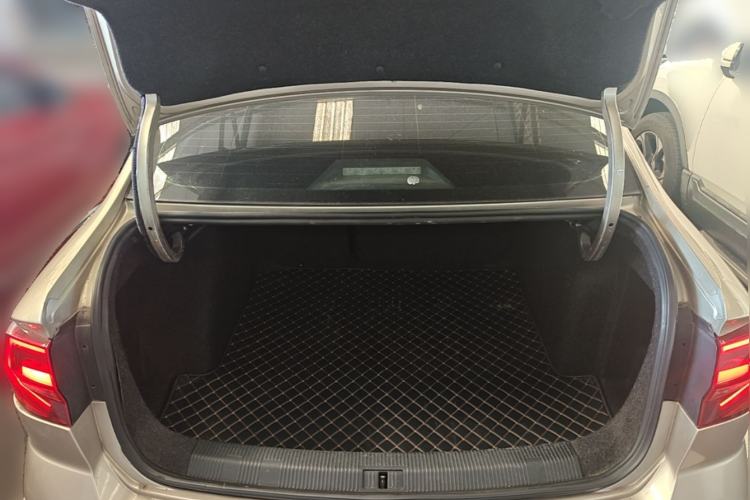 Used Volkswagen Bora 2016 1.6L Automatic Luxury Model Trunk