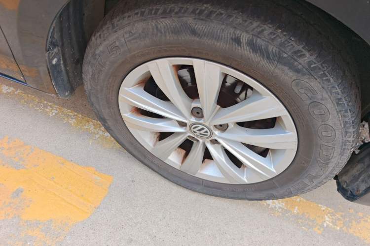 Used Volkswagen Bora 2017 1.6L Manual Fashion Model Right Front Wheel Hub
